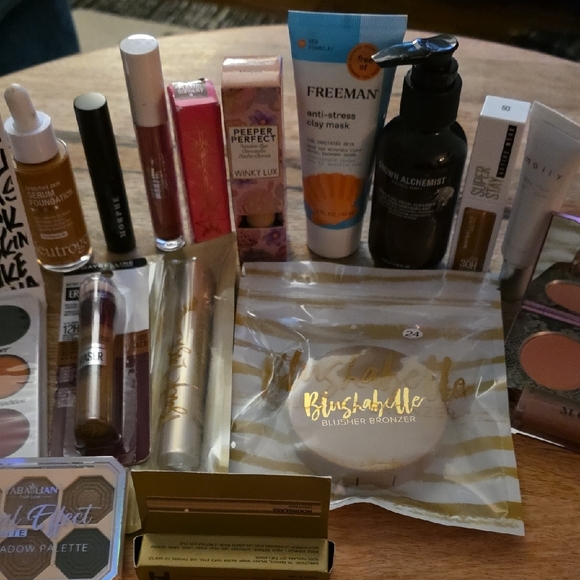 Multiple Makeup Brands 17 Different Items in one Bundle.